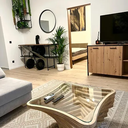 Stylish Superior ,2 Bedrooms, 3 Ac, Metro 2 Min, Prime Location Budapest, Guest Favorite