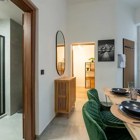 Stylish Superior ,2 Bedrooms, 3 Ac, Metro 2 Min, Prime Location Budapest, Guest Favorite * Budapest