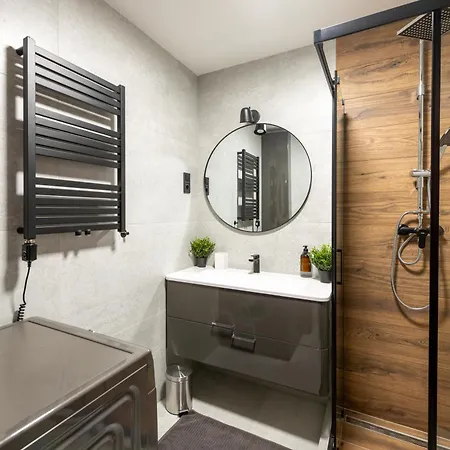 Stylish Superior ,2 Bedrooms, 3 Ac, Metro 2 Min, Prime Location Budapest, Guest Favorite * Budapest