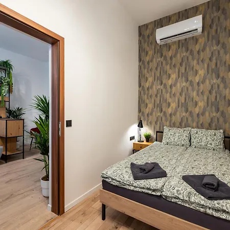 Stylish Superior ,2 Bedrooms, 3 Ac, Metro 2 Min, Prime Location Budapest, Guest Favorite