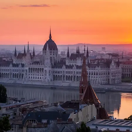 Stylish Superior ,2 Bedrooms, 3 Ac, Metro 2 Min, Prime Location Budapest, Guest Favorite * Budapest