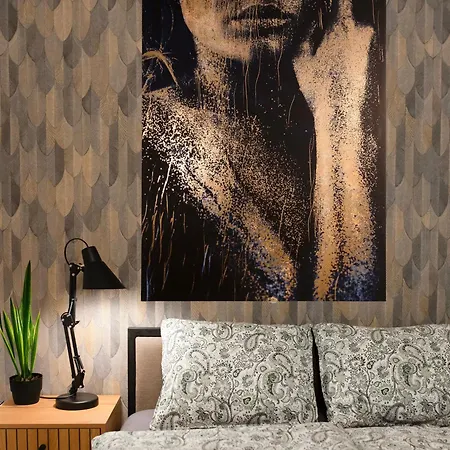 Stylish Superior ,2 Bedrooms, 3 Ac, Metro 2 Min, Prime Location Budapest, Guest Favorite * Budapest